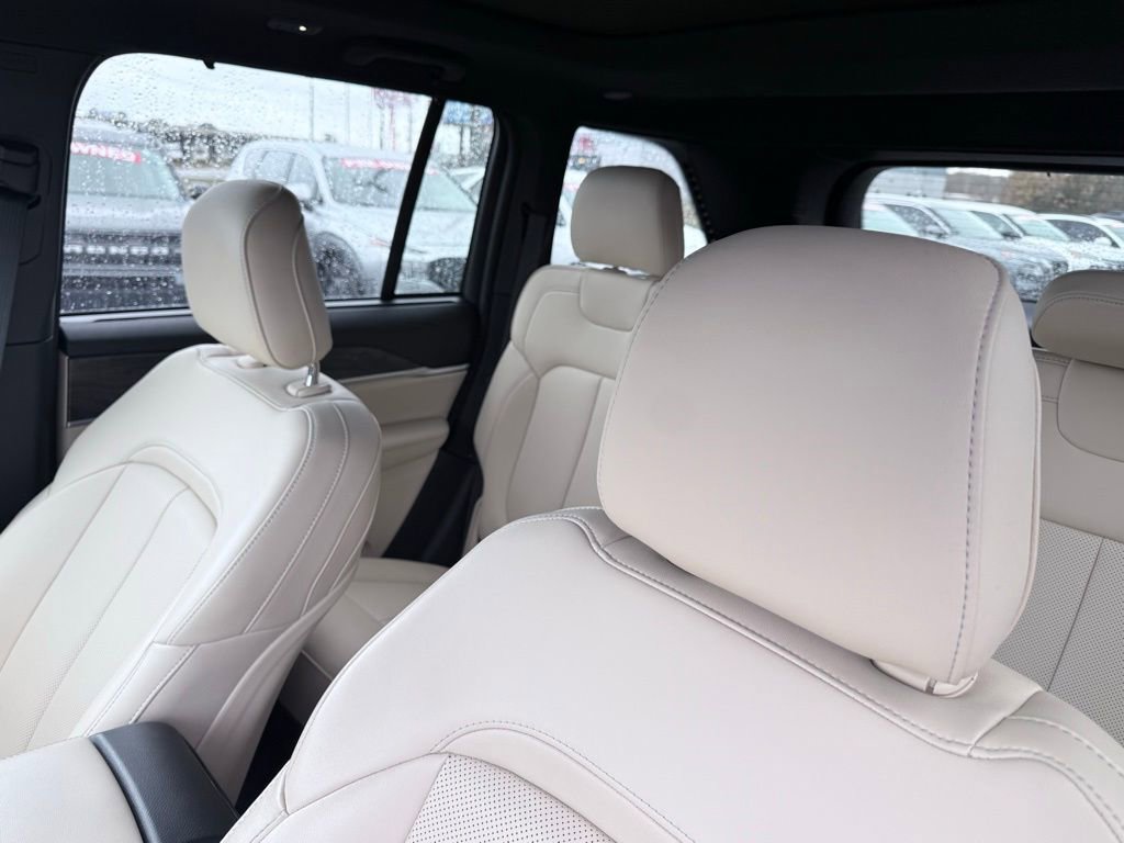 Used 2024 Jeep Grand Cherokee Limited w/ Luxury Tech Group II image 23