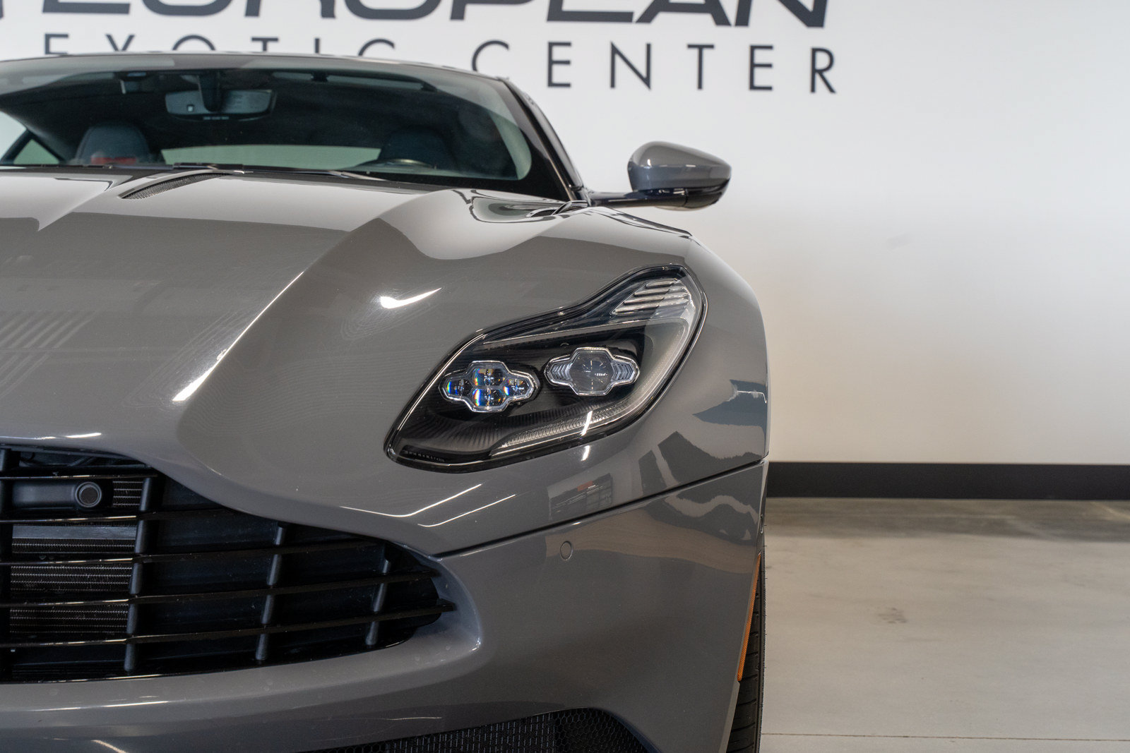 Used 2018 Aston Martin DB11 V12 RWD image 32