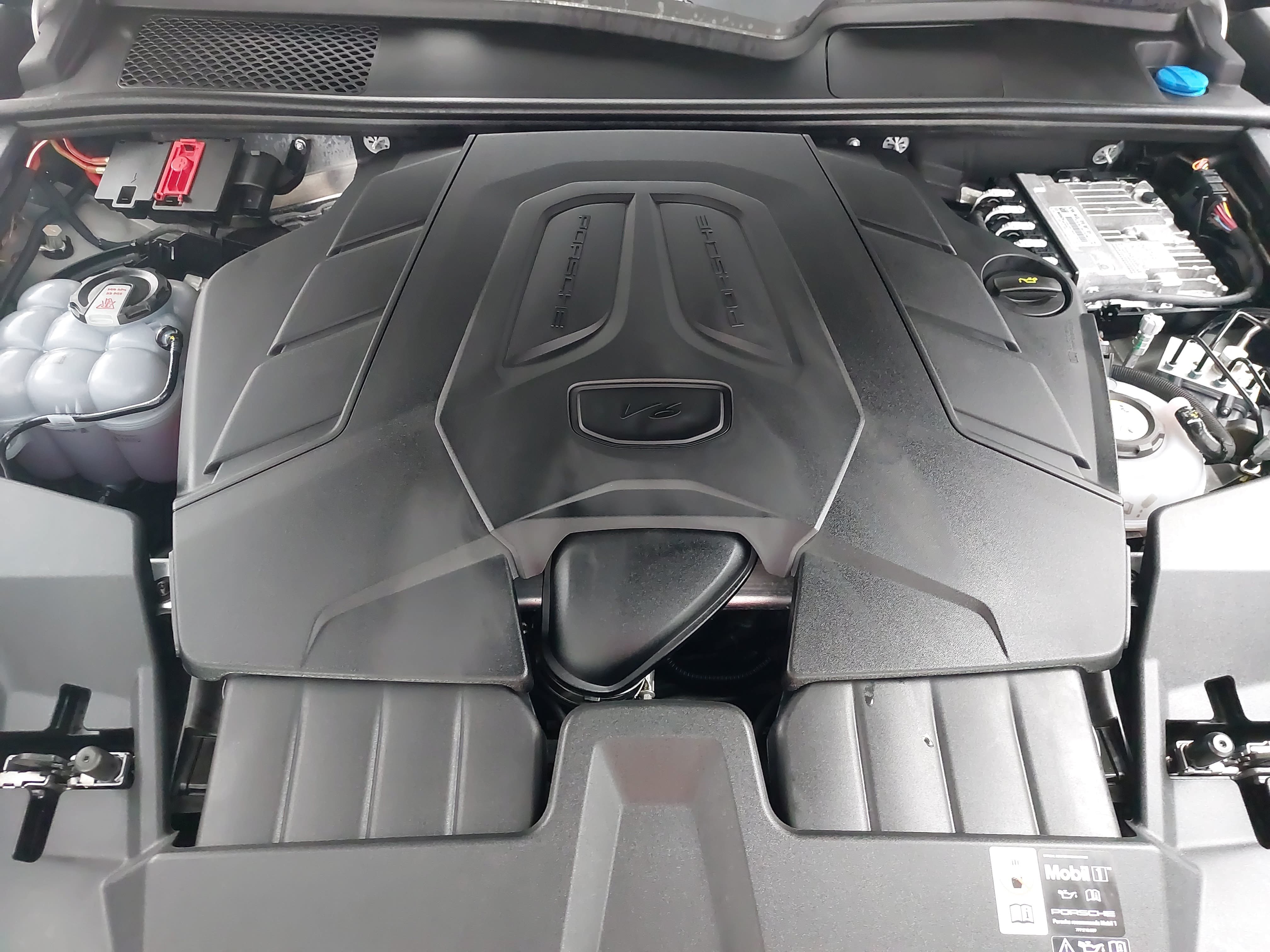 Certified 2025 Porsche Cayenne E-Hybrid AWD/4WD image 33