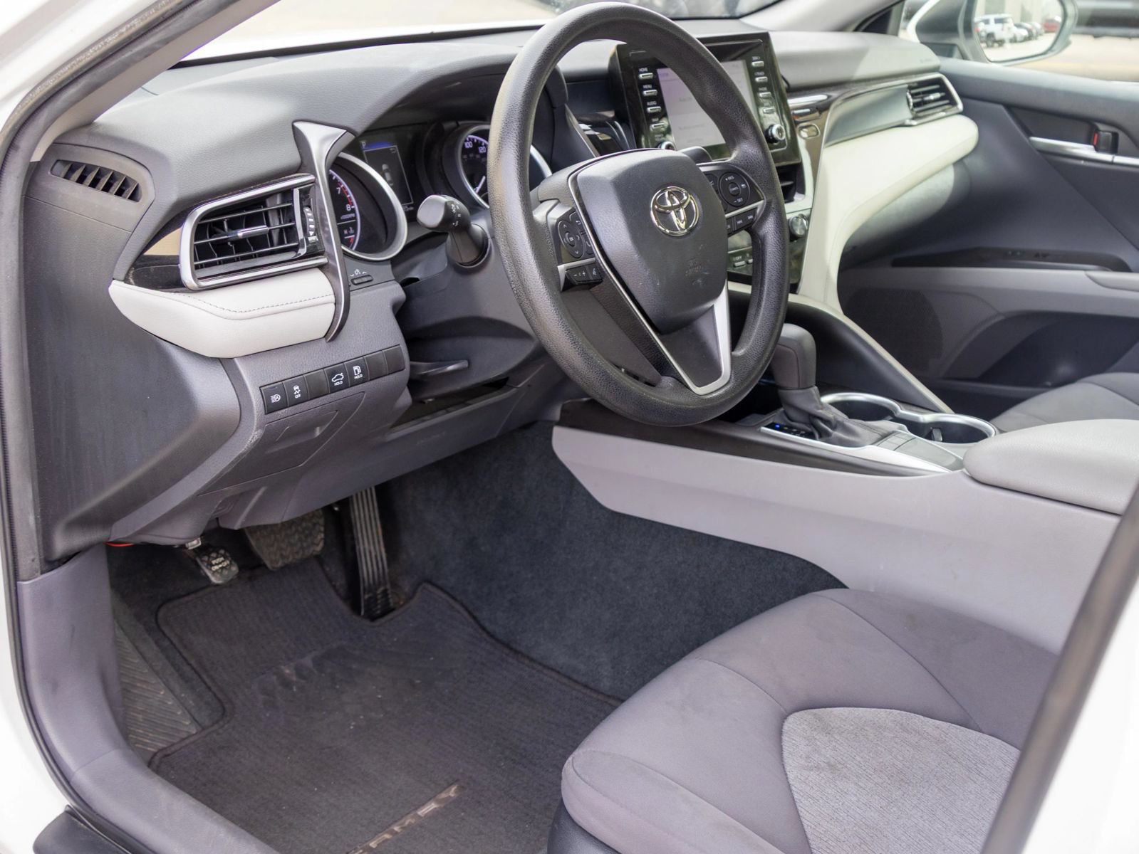 Used 2024 Toyota Camry LE w/ Convenience Package FWD image 9