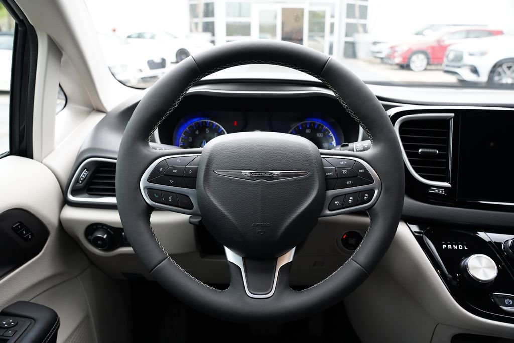 Used 2024 Chrysler Pacifica Touring-L image 35