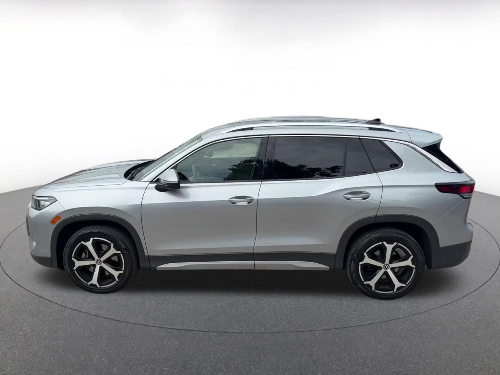 Used 2026 Volkswagen Tiguan SE AWD/4WD image 8