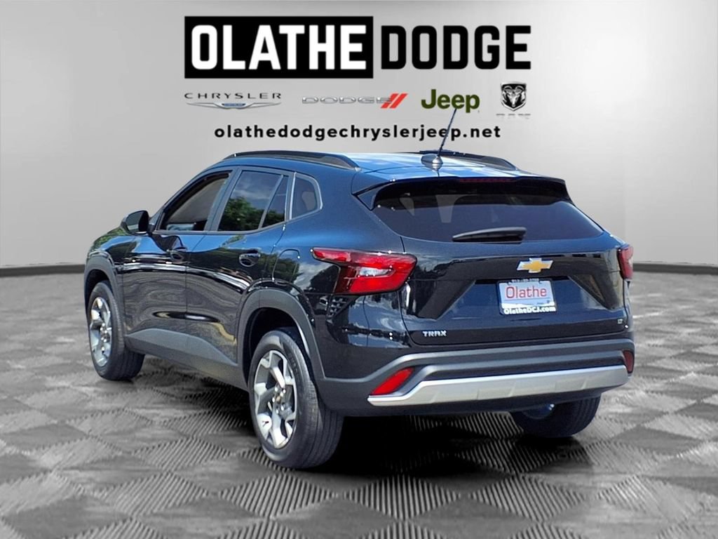 Used 2025 Chevrolet Trax LT FWD image 3