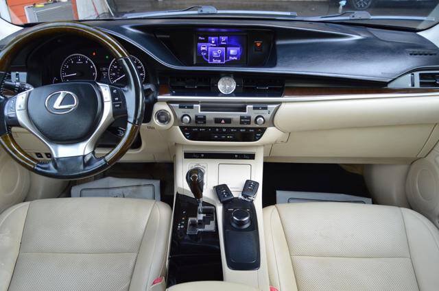 Used 2014 Lexus ES 350 w/ Premium Package FWD image 19