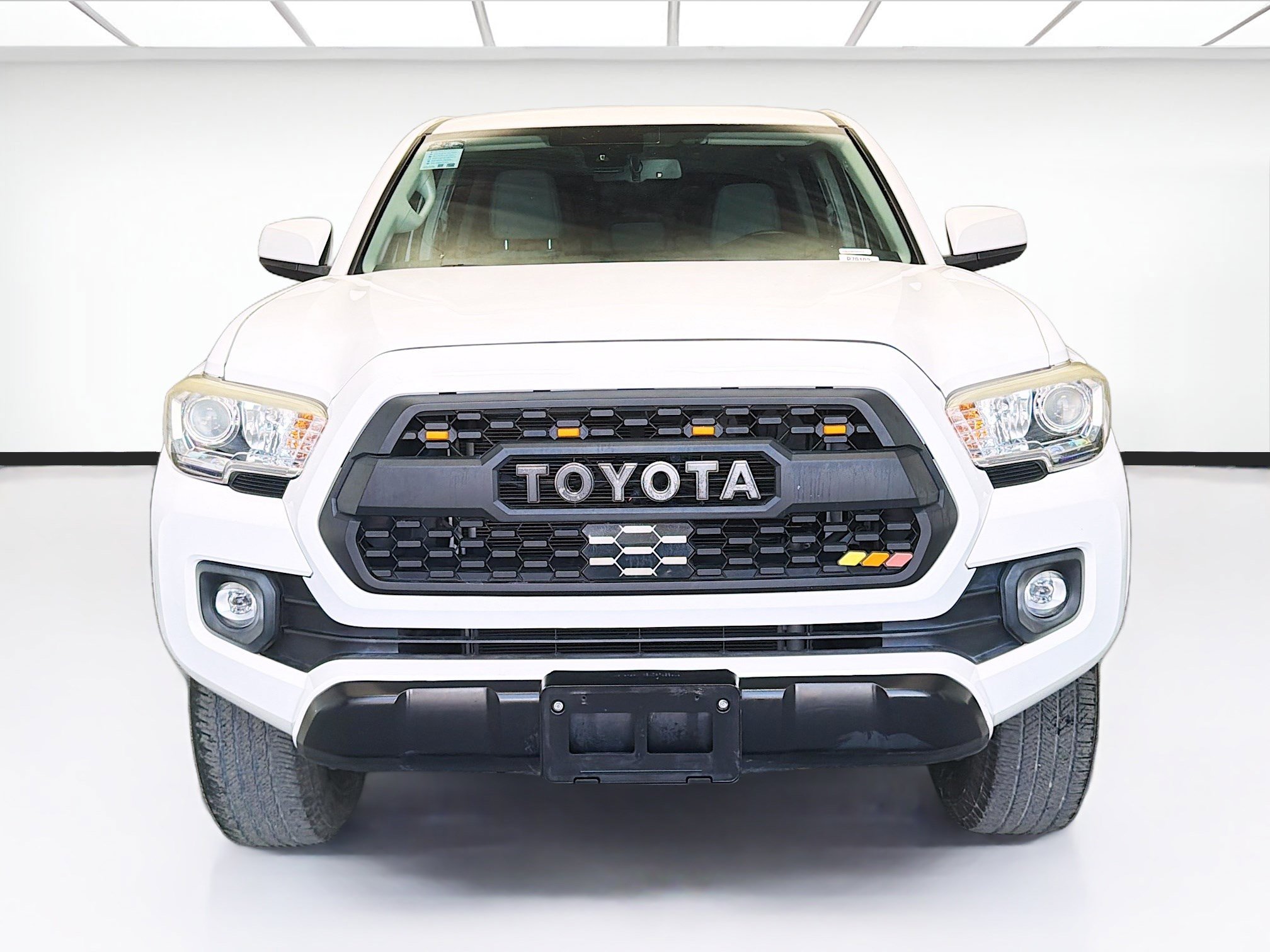 Used 2018 Toyota Tacoma SR5 image 2