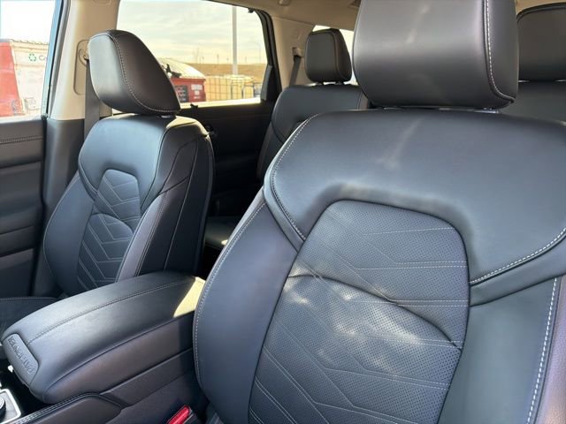 Used 2024 Nissan Pathfinder Platinum w/ Lighting Package (N93) AWD/4WD image 18