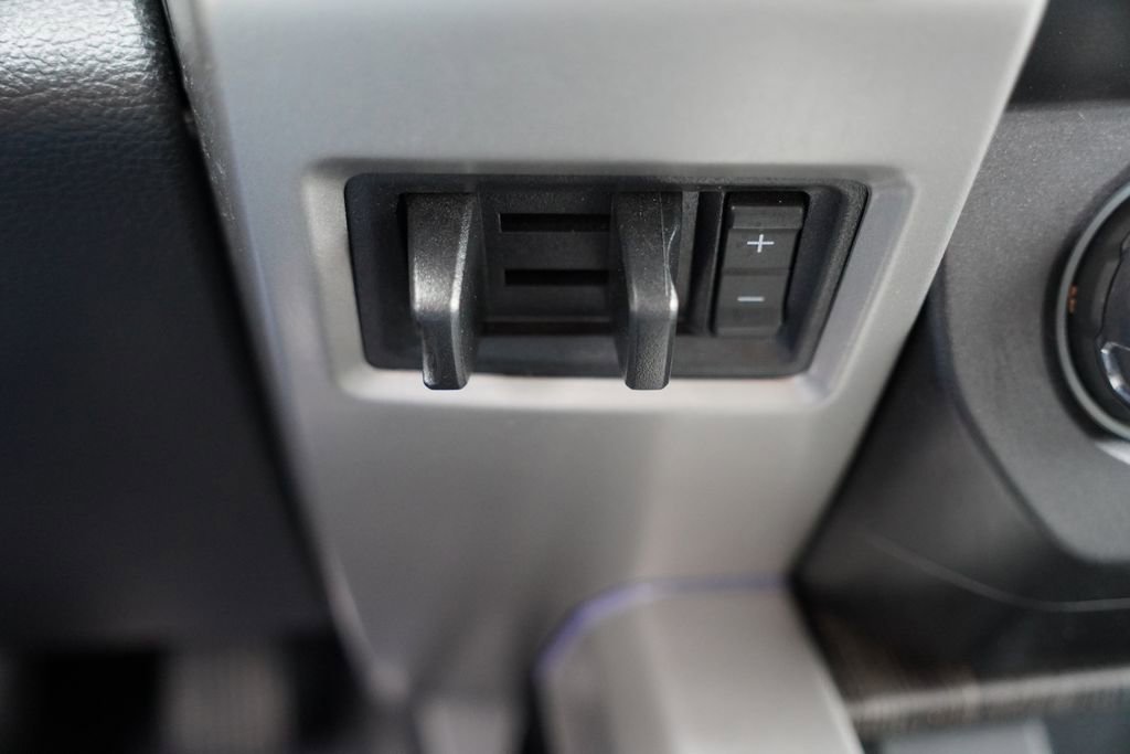 Used 2021 Ford F350 Lariat w/ Chrome Package image 31