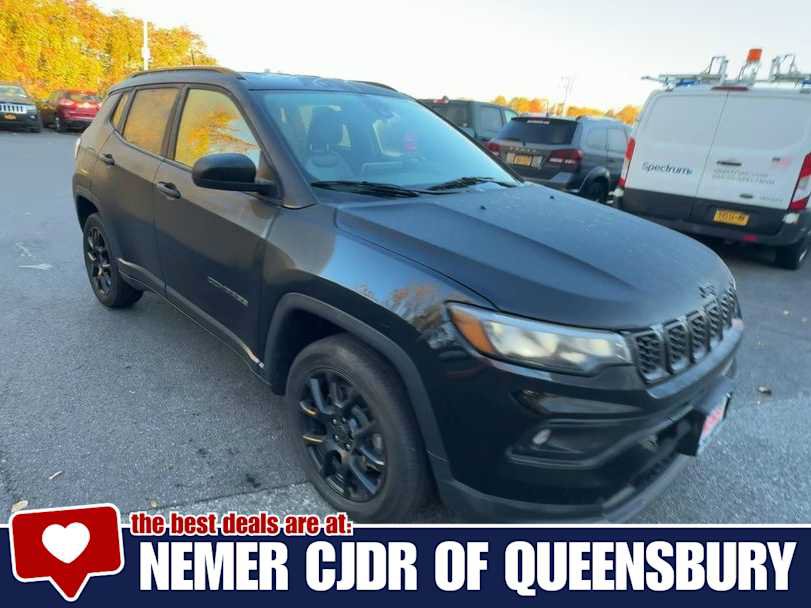 Used 2025 Jeep Compass Latitude w/ Convenience Group AWD/4WD image 2