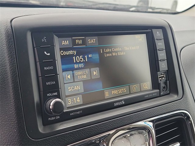 Used 2014 Chrysler Town & Country Limited image 26