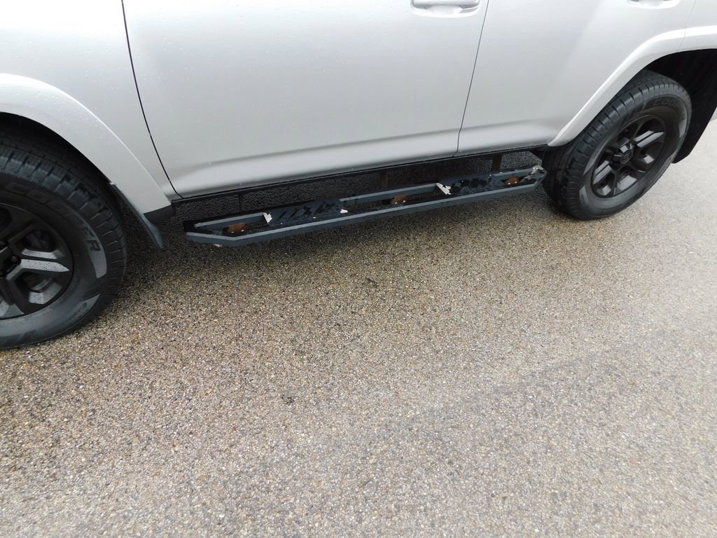 Used 2020 Toyota 4Runner SR5 AWD/4WD image 12