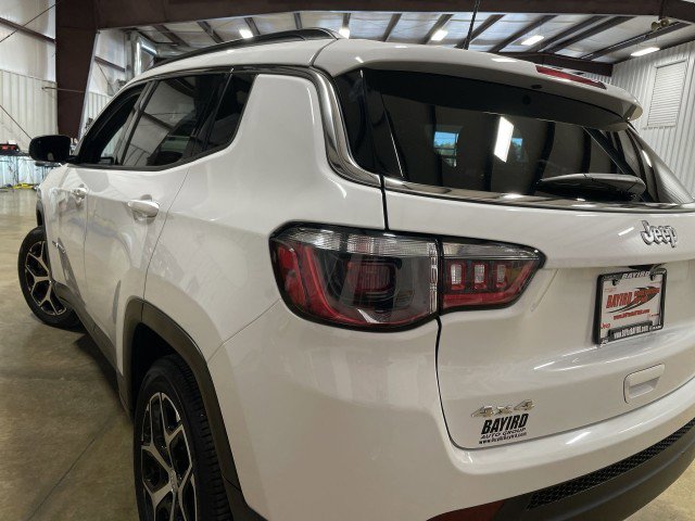 Used 2024 Jeep Compass Latitude AWD/4WD image 23