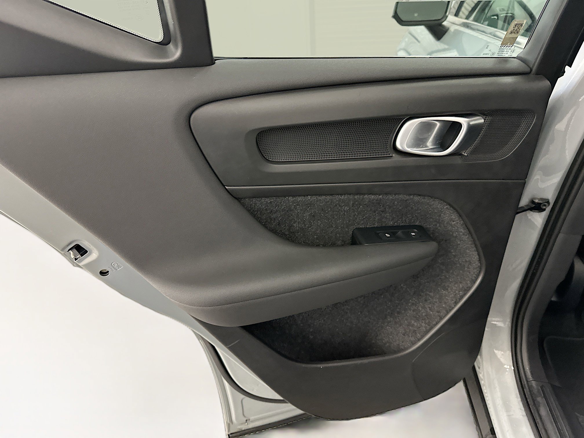 Used 2025 Volvo XC40 B5 Core image 28