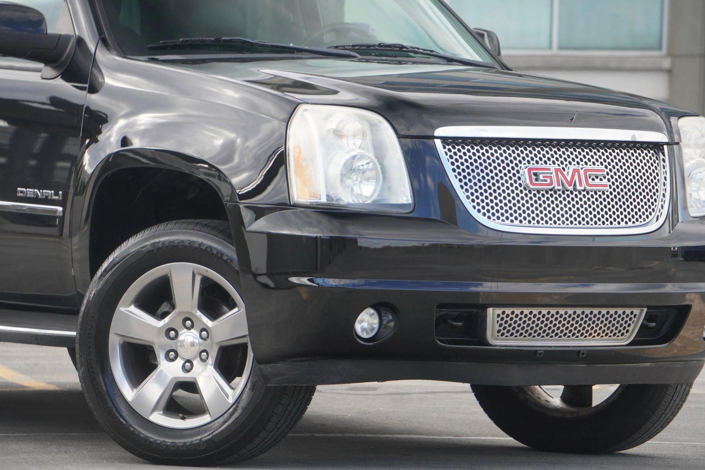 Used 2011 GMC Yukon Denali image 2