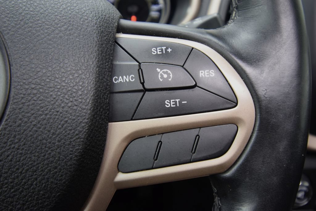 Used 2017 Jeep Cherokee Limited AWD/4WD image 39