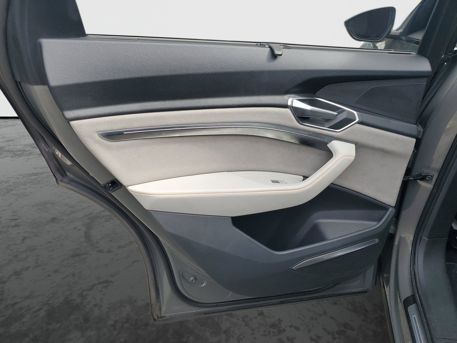 Used 2022 Audi e-tron Chronos image 16