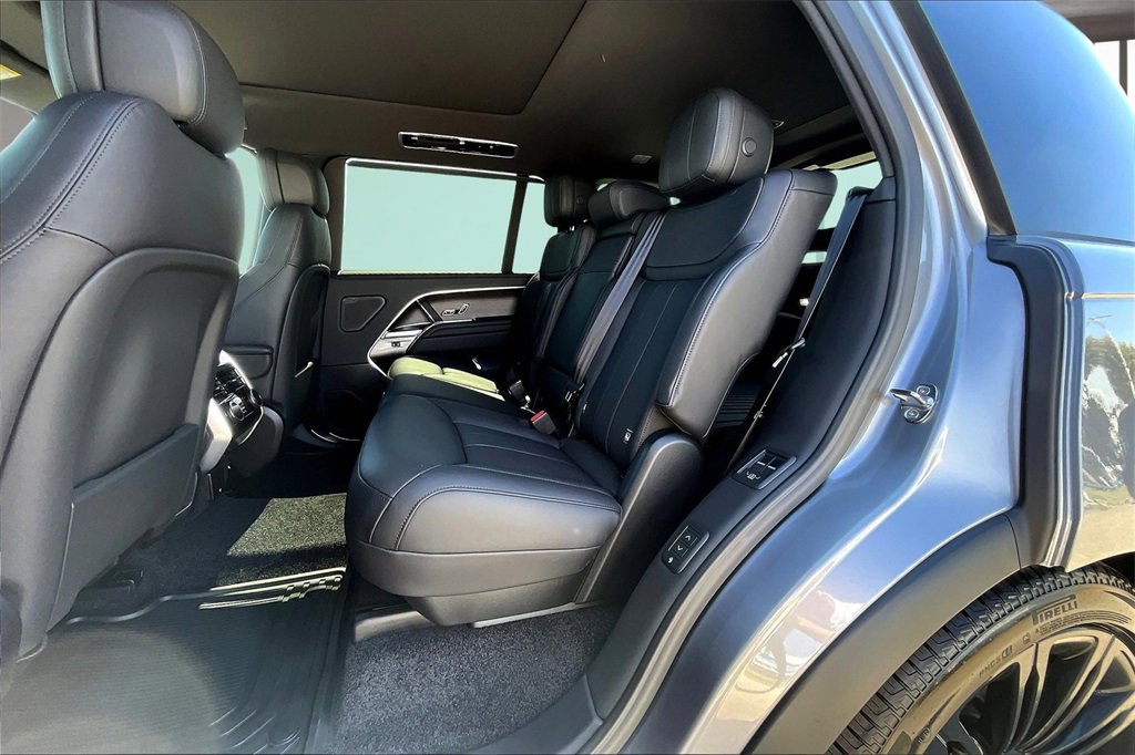 New 2025 Land Rover Range Rover Long Wheelbase SE image 10