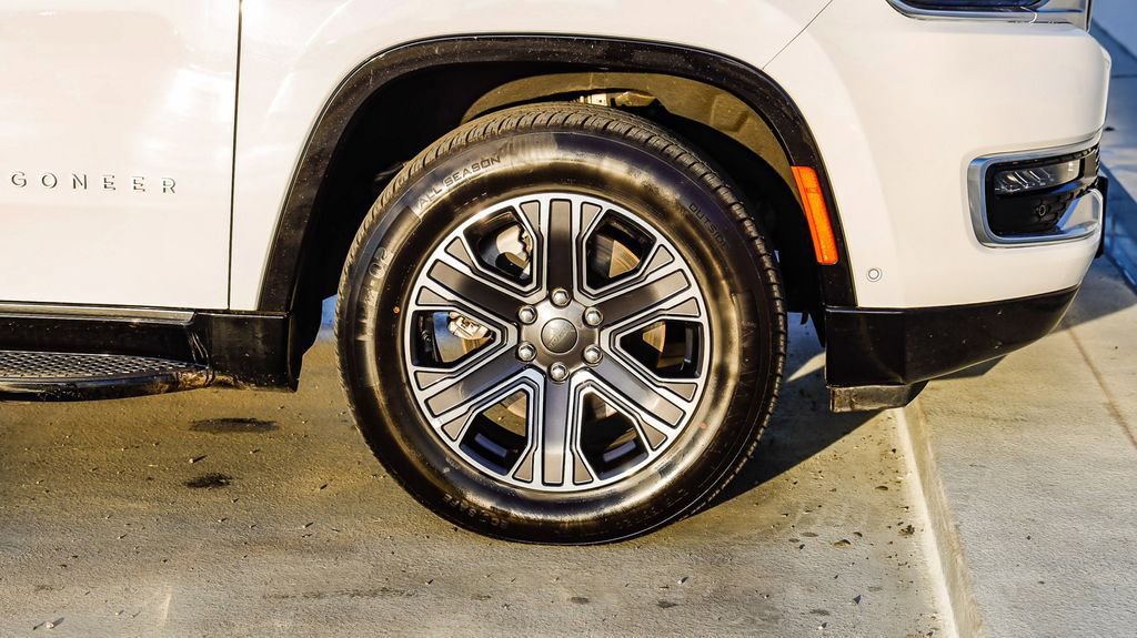 Used 2024 Jeep Wagoneer Series II w/ Flexible Seating Group image 11