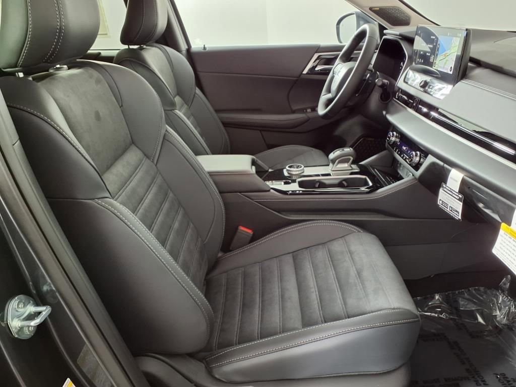 Used 2025 Mitsubishi Outlander SE image 9