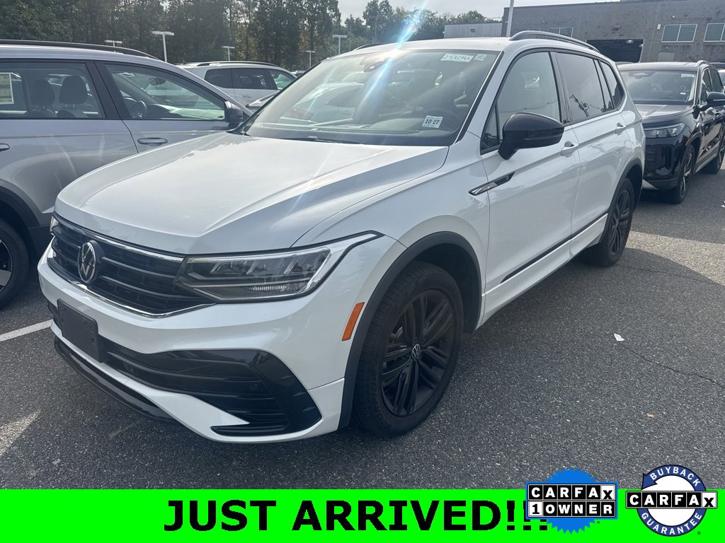 Certified 2022 Volkswagen Tiguan SE R-Line image 1
