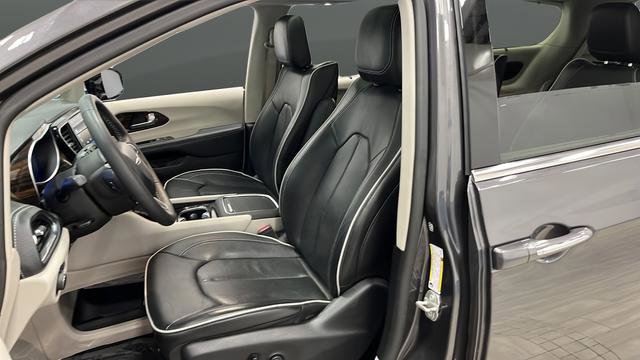 Used 2023 Chrysler Pacifica Limited w/ Uconnect Theater Family Group FWD image 9