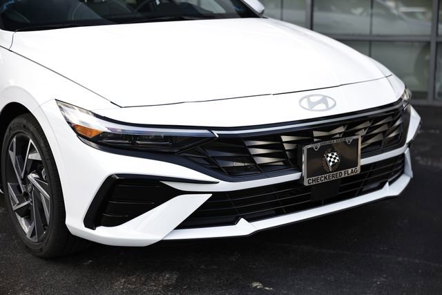 Certified 2025 Hyundai Elantra Limited FWD image 2