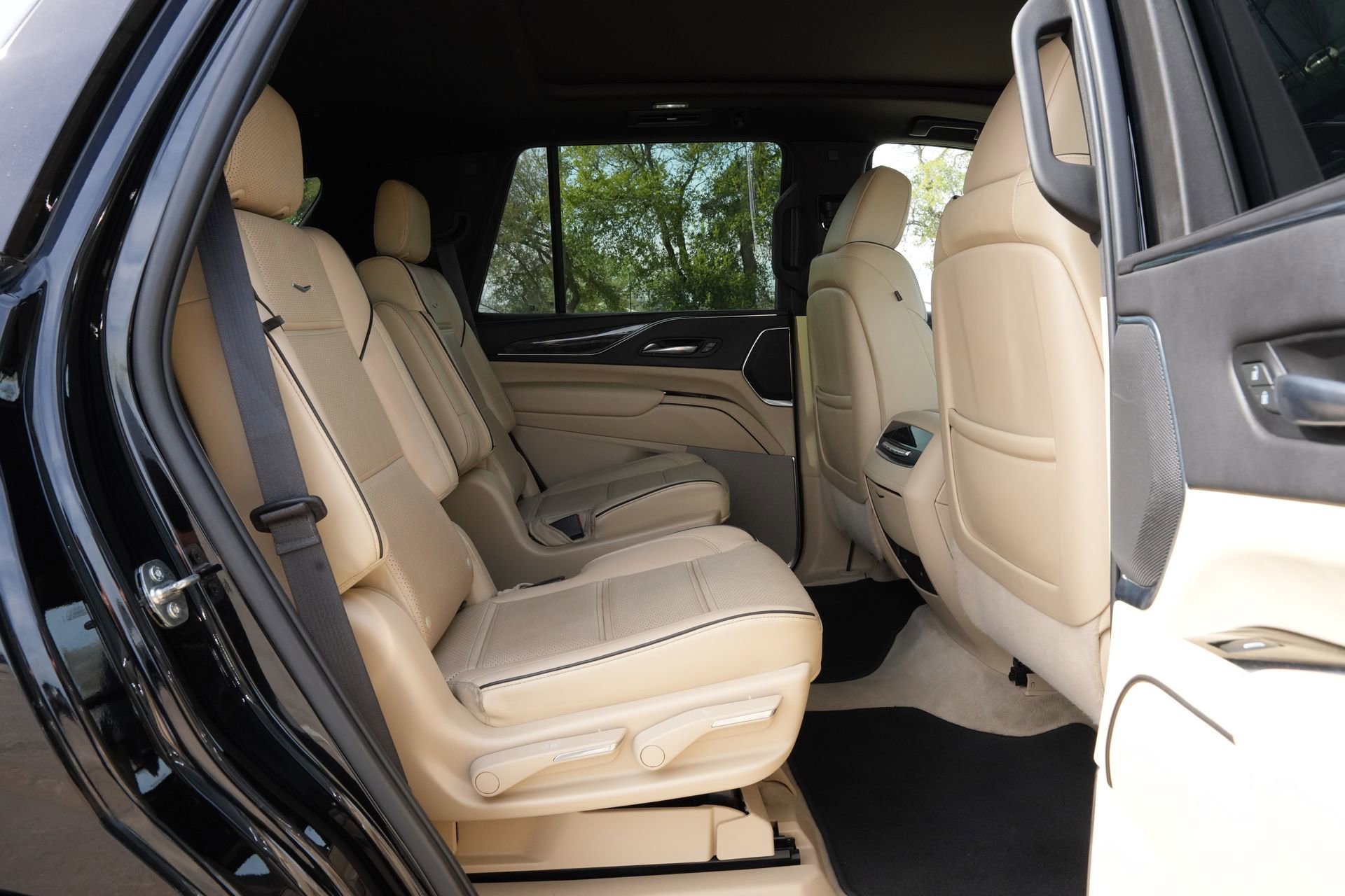 Used 2023 Cadillac Escalade Premium Luxury image 25