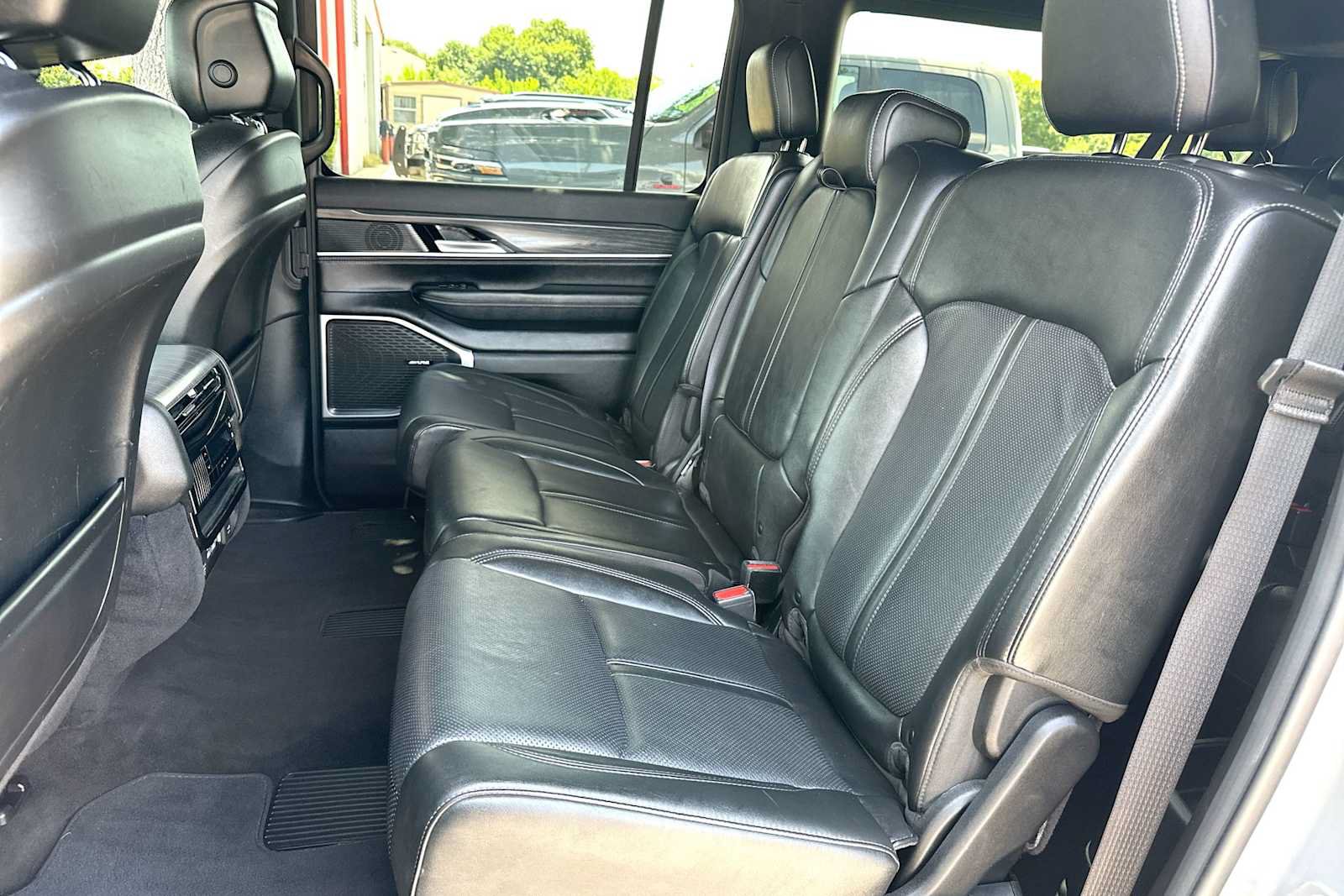 Used 2023 Jeep Wagoneer L Series II AWD/4WD image 23