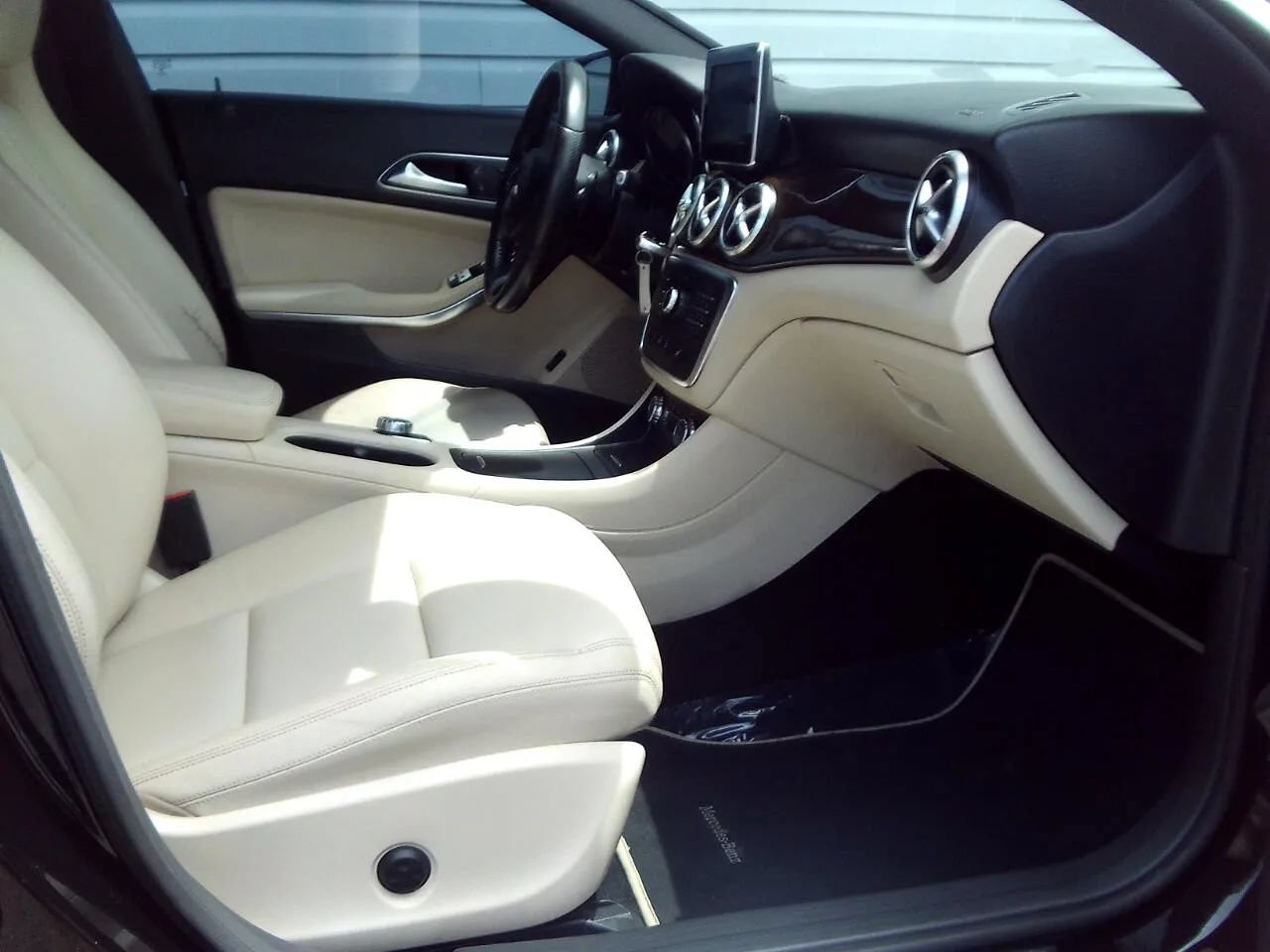 Used 2015 Mercedes-Benz CLA 250 4MATIC w/ Premium 1 Package image 30