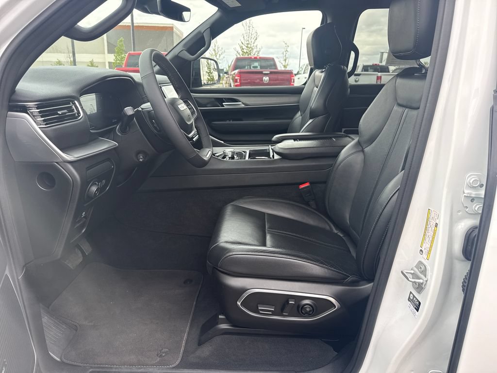 Used 2025 Jeep Wagoneer 4WD image 27