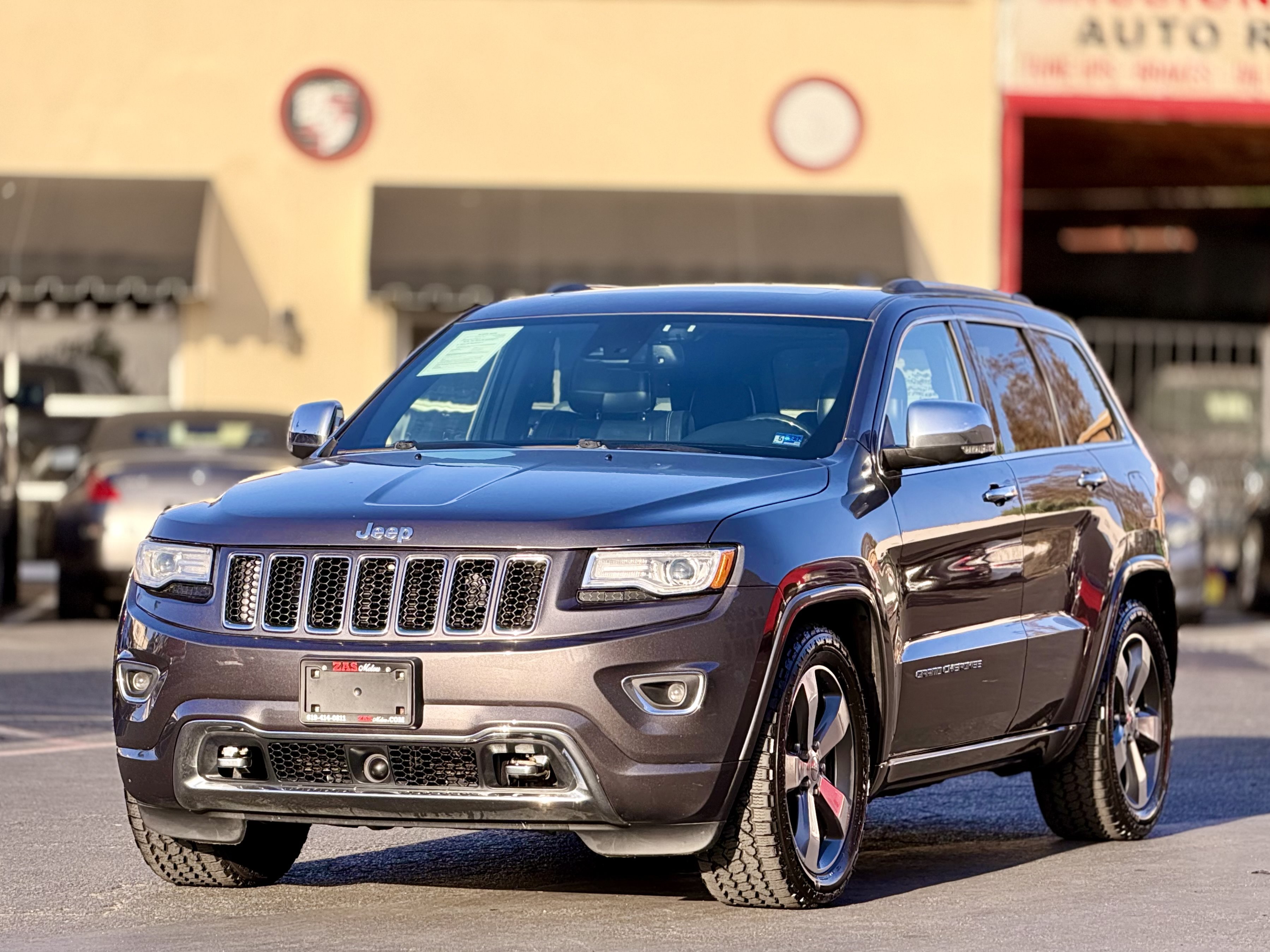 Used 2015 Jeep Grand Cherokee Overland w/ Advanced Technology Group AWD/4WD image 3