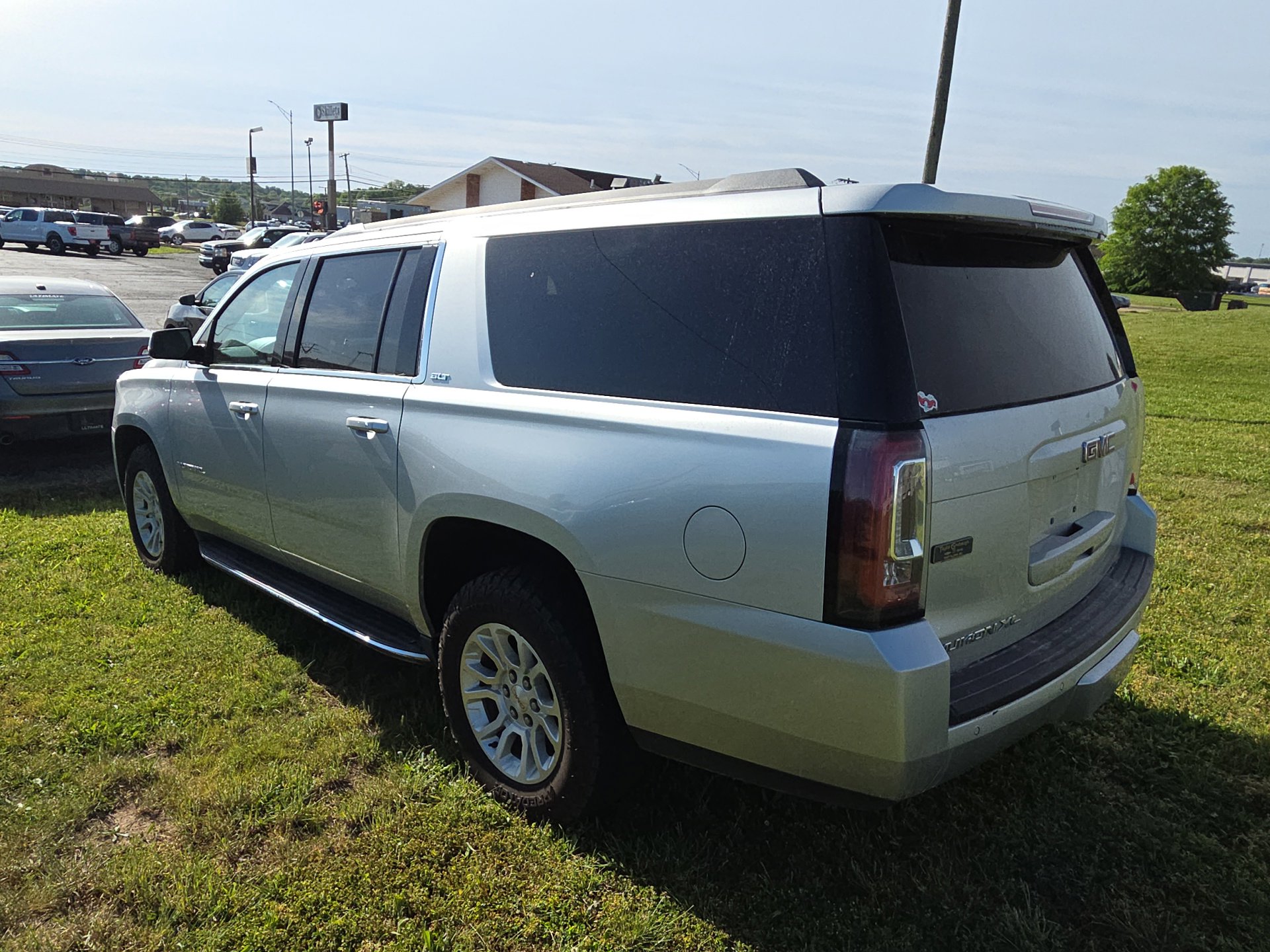 Used 2017 GMC Yukon XL SLT AWD/4WD image 4