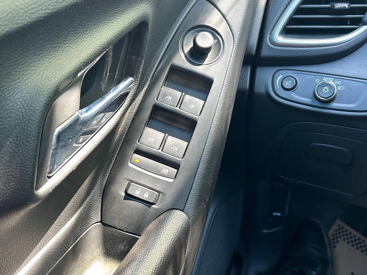 Used 2021 Chevrolet Trax LT w/ Driver Confidence Package image 21