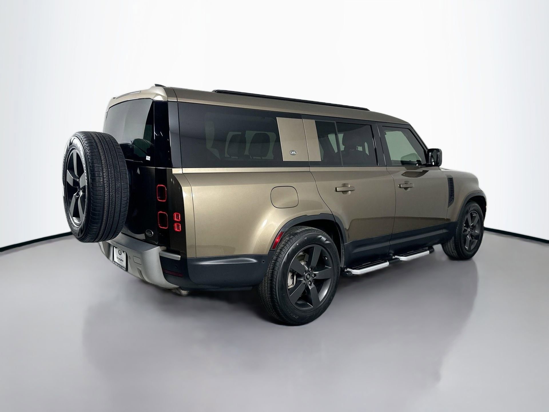 Used 2023 Land Rover Defender 130 SE image 5