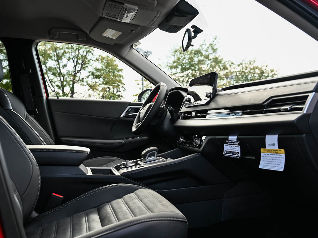 New 2025 Mitsubishi Outlander SE image 10