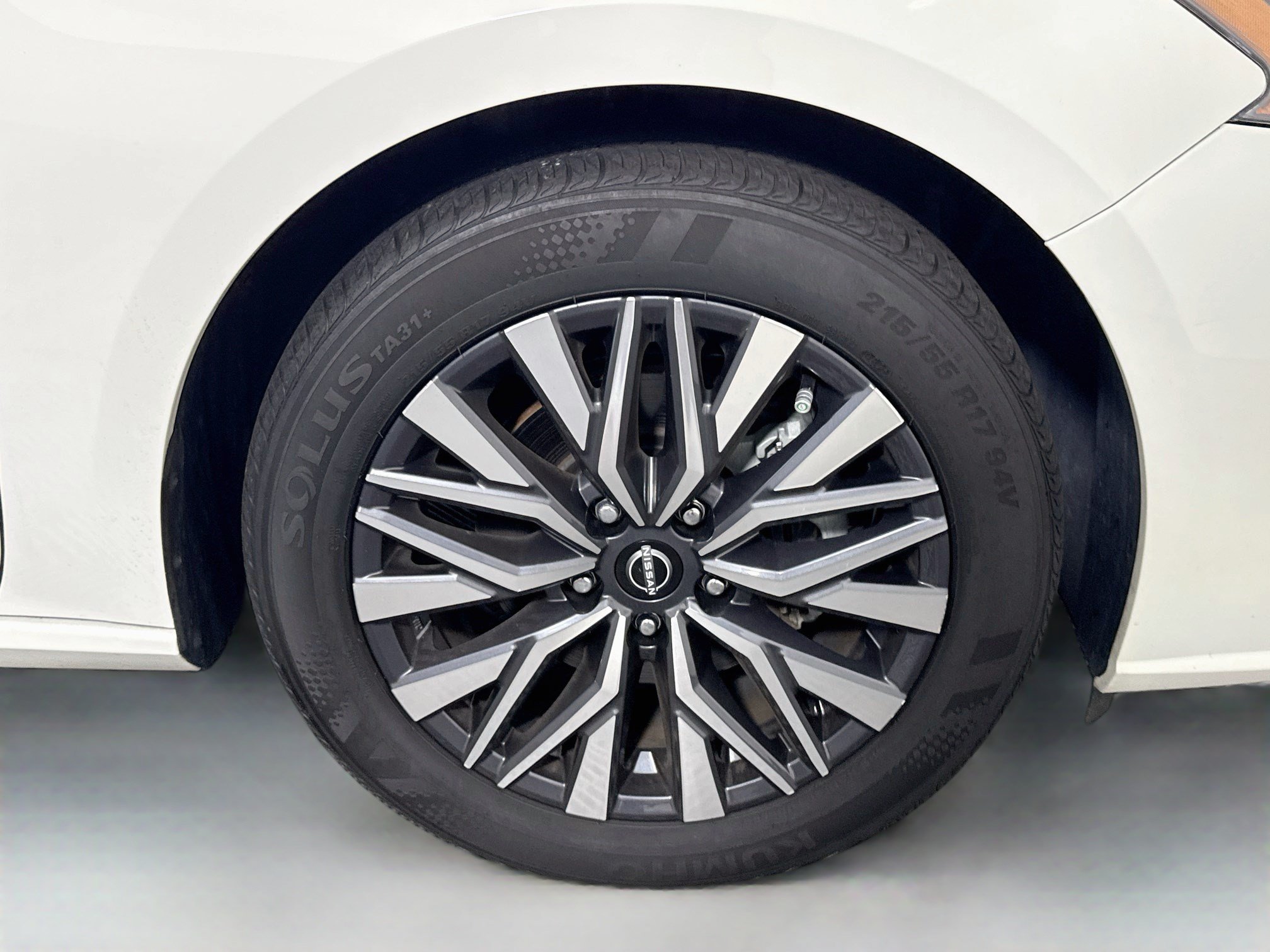 Used 2025 Nissan Altima 2.5 SV FWD image 32
