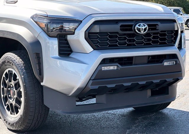 Used 2025 Toyota Tacoma TRD Off-Road AWD/4WD image 2