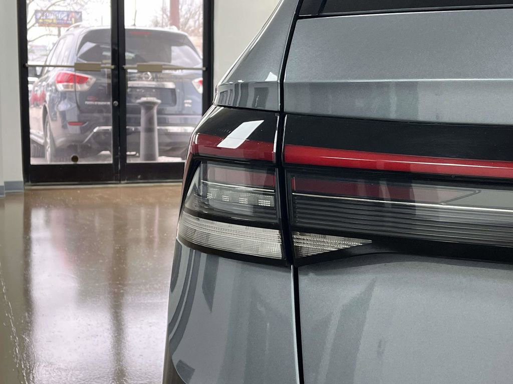 Used 2025 Volkswagen Taos SE AWD/4WD image 12