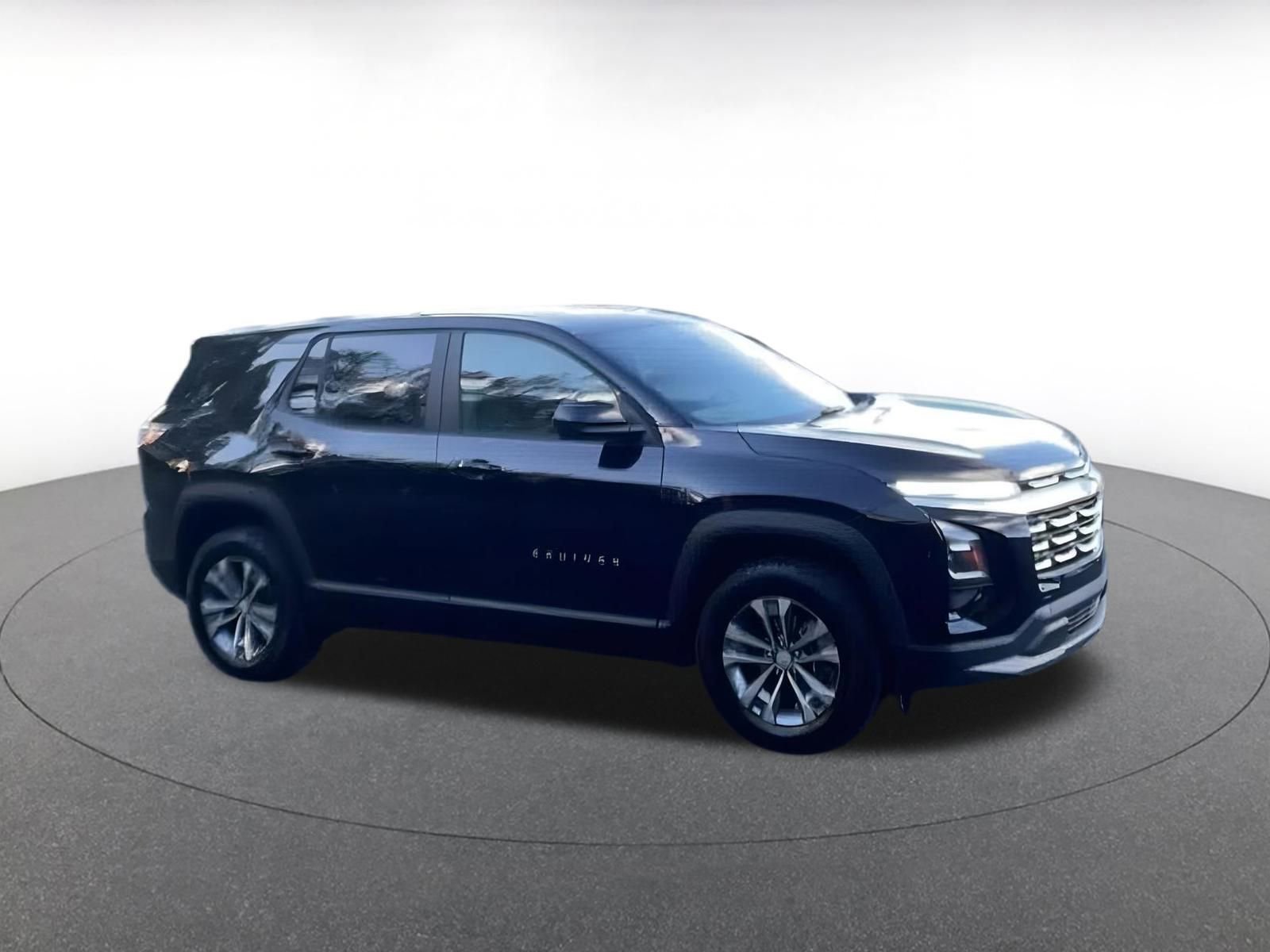 Used 2025 Chevrolet Equinox LT image 2