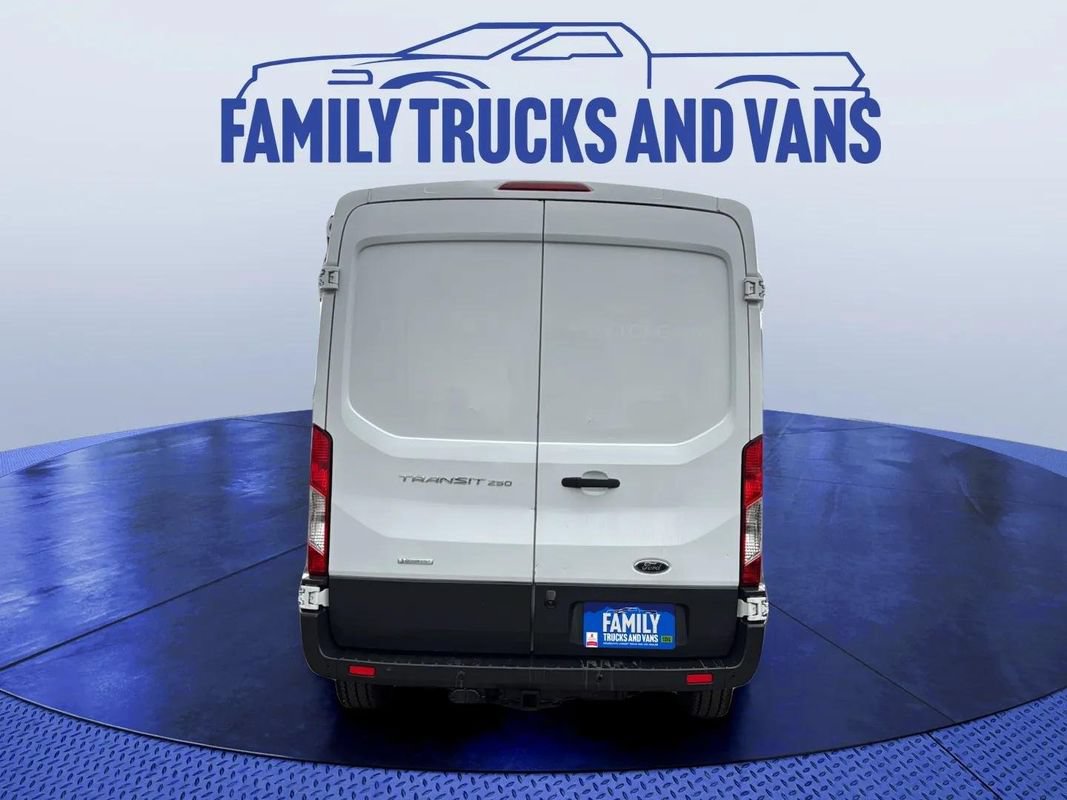 Used 2017 Ford Transit 250 130 Medium Roof RWD image 4