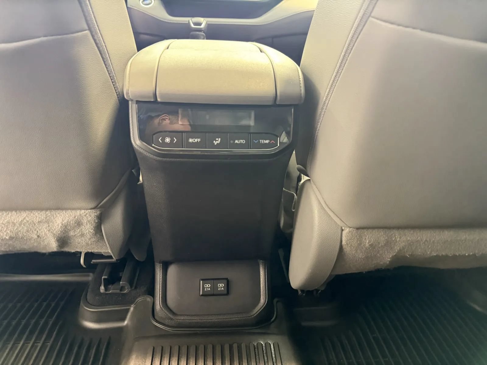 Used 2021 Toyota Highlander XLE AWD/4WD image 16