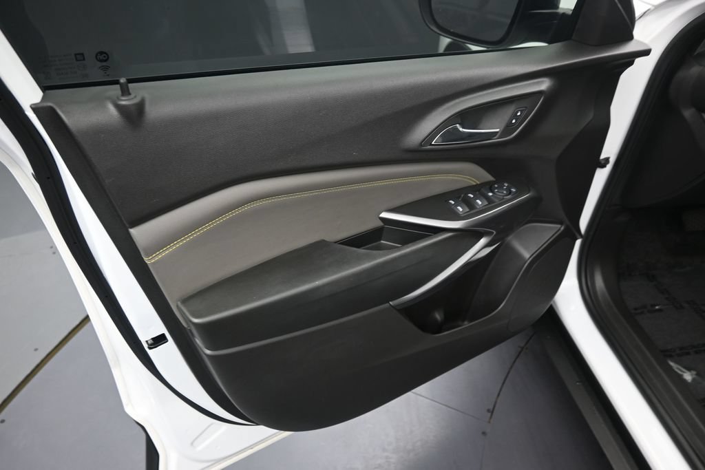 Used 2025 Chevrolet Trax ACTIV w/ Sunroof Package FWD image 11