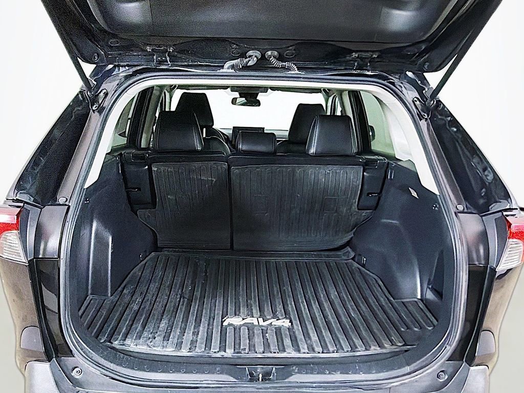 Used 2021 Toyota RAV4 LE image 13