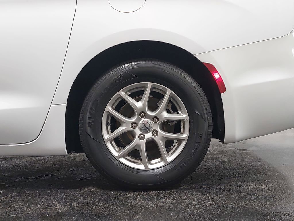 Used 2024 Chrysler Pacifica Touring-L image 58