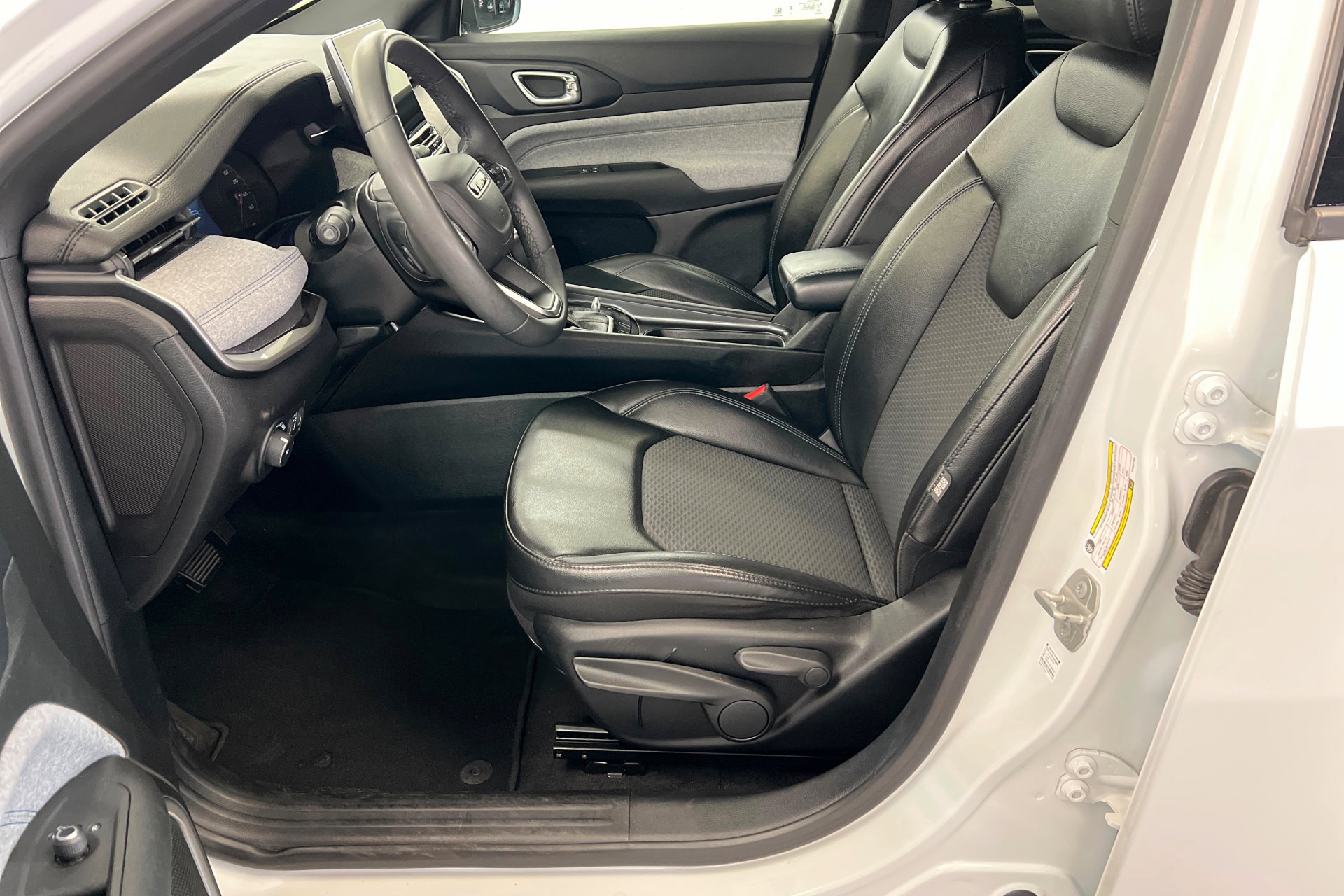 Used 2023 Jeep Compass Latitude AWD/4WD image 18