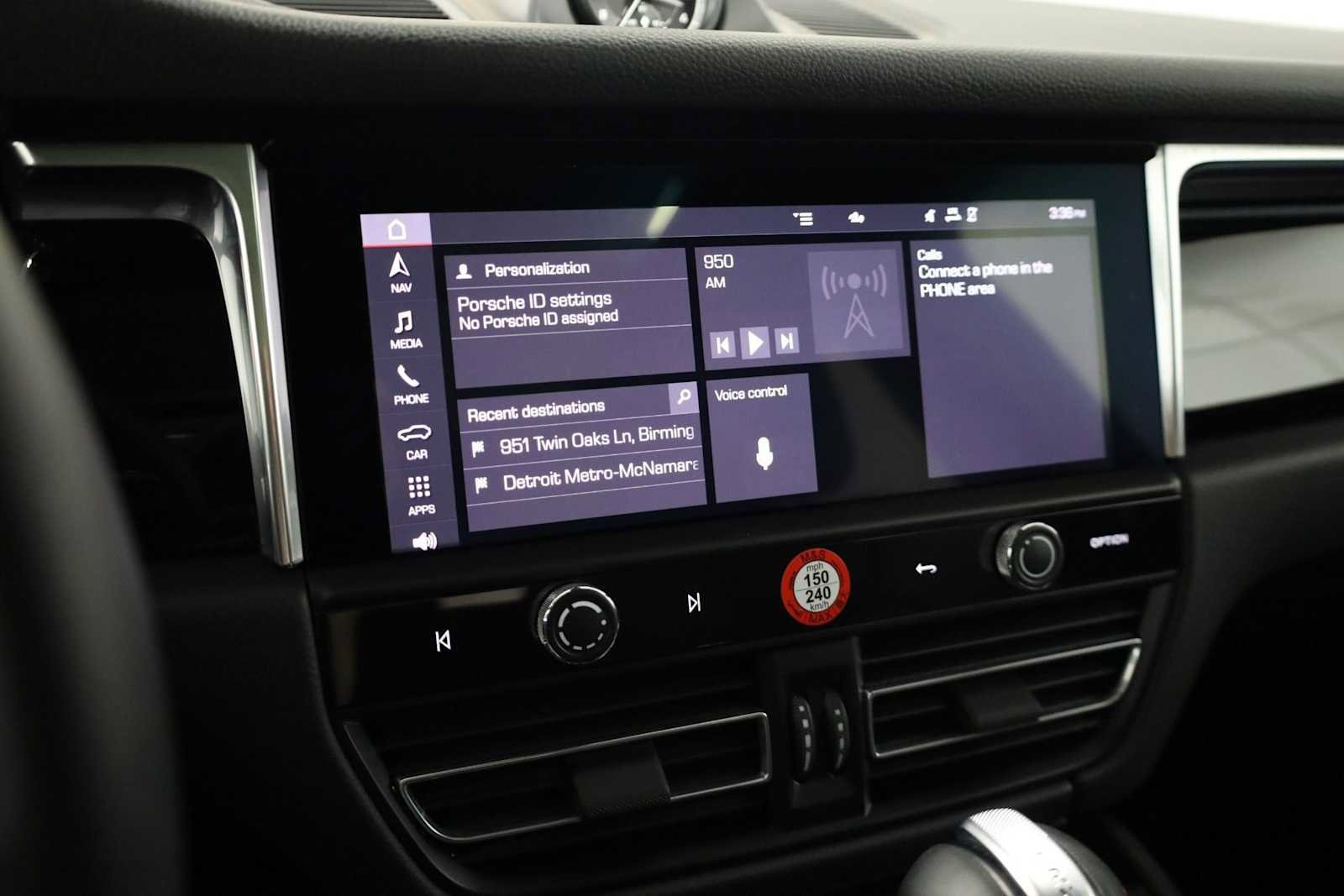 Certified 2025 Porsche Macan image 32