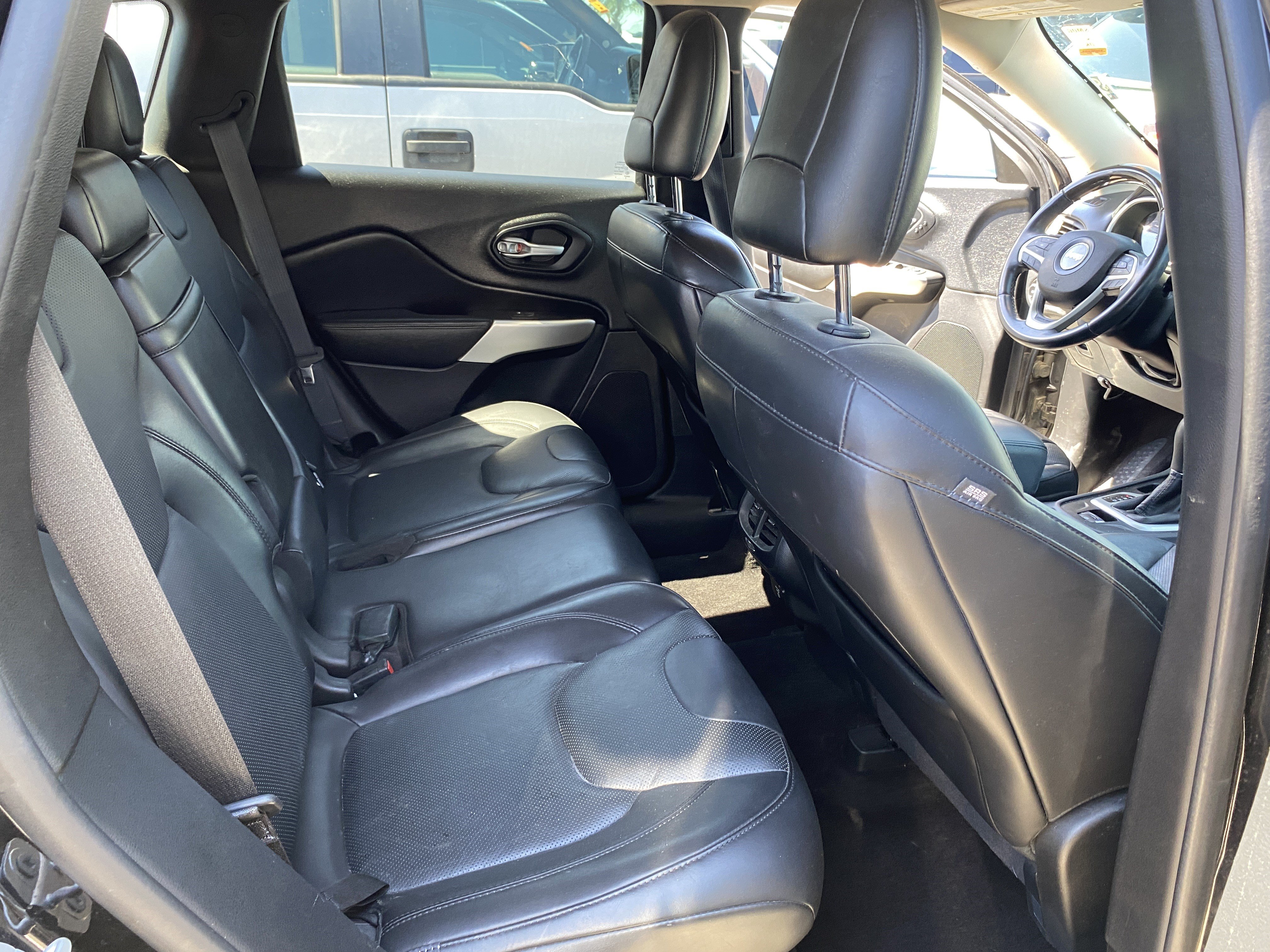 Used 2016 Jeep Cherokee Overland FWD image 17