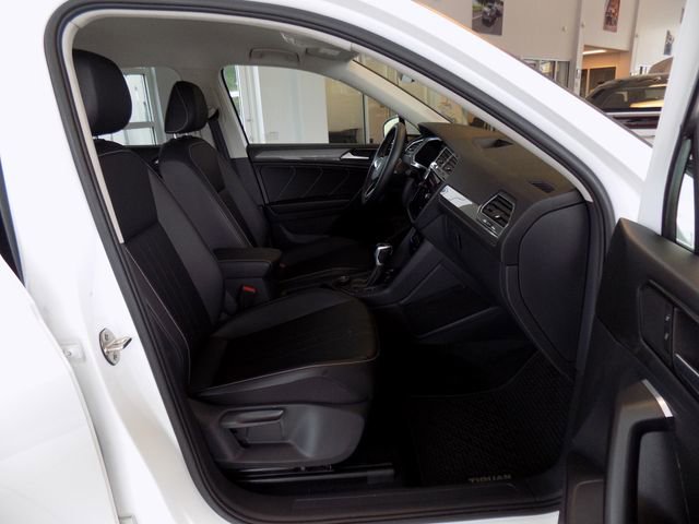 Used 2022 Volkswagen Tiguan SE AWD/4WD image 25