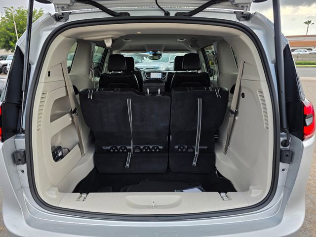 Used 2024 Chrysler Pacifica Touring-L image 13