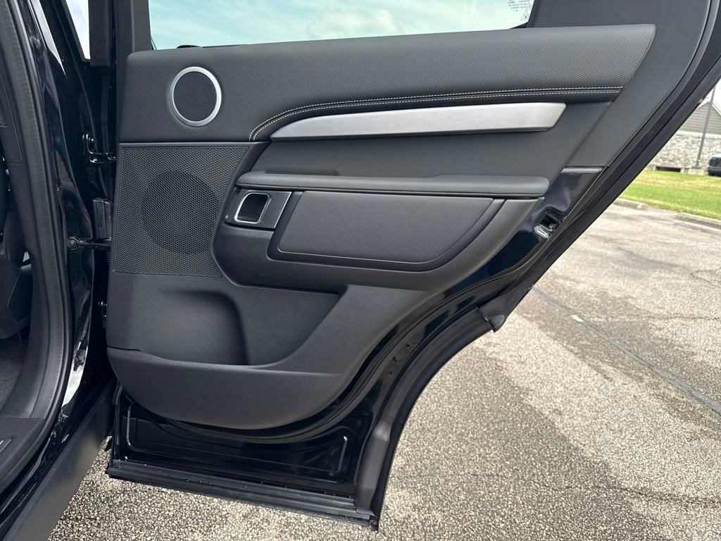 Used 2025 Land Rover Discovery Dynamic SE AWD/4WD image 19