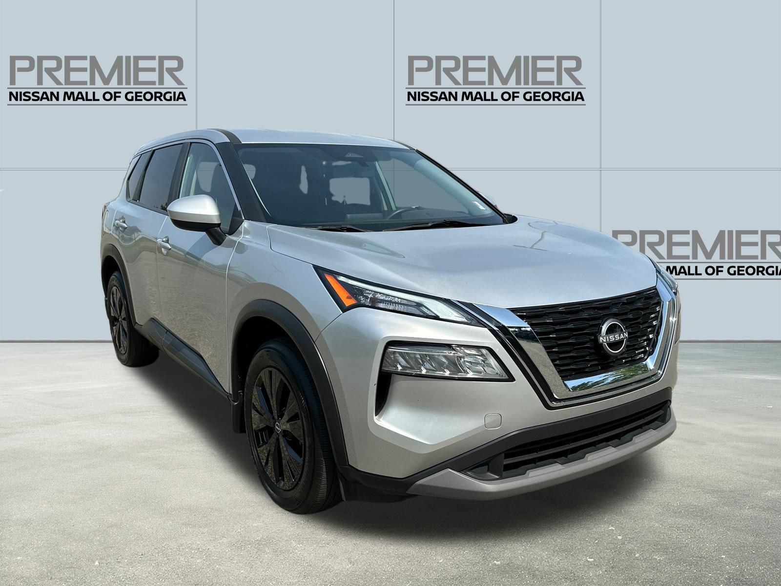 Used 2023 Nissan Rogue SV image 3